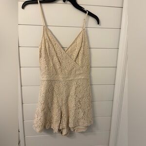 Abercrombie & Fitch - Lace V-Neck Spaghetti Strap Romper in Cream